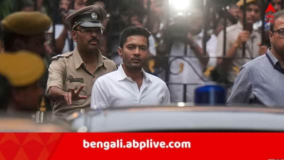 Abhishek Banerjee: গাড়িতে বসে অভিষেক, 'ফুটবোর্ডে দাঁড়িয়ে কীভাবে যেতে পারেন নিরাপত্তারক্ষী? ', নোটিস পেয়ে কী জবাব ?