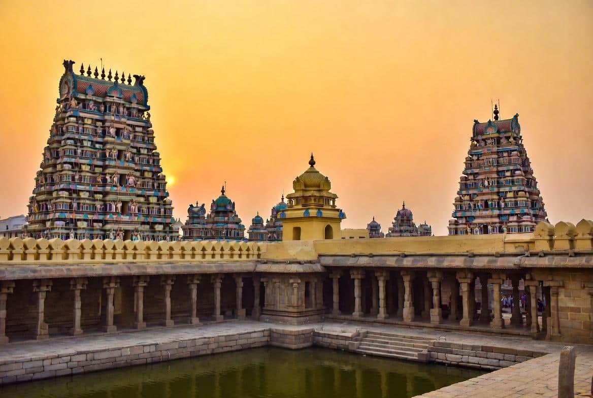 మధురై మీనాక్షి అమ్మవారు ఆకుపచ్చ రంగులో ఎందుకు దర్శనమిస్తారు?