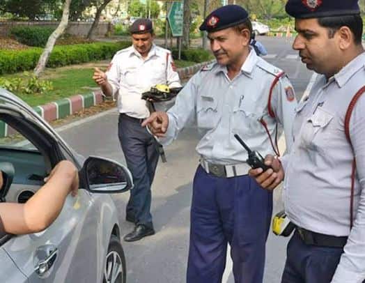 Traffic Rules: ਦੇਸ਼ ਵਿੱਚ ਵਾਹਨਾਂ ਦੀ ਗਿਣਤੀ ਲਗਾਤਾਰ ਵੱਧ ਰਹੀ ਹੈ, ਜਿਸ ਕਾਰਨ ਟ੍ਰੈਫਿਕ ਨਿਯਮਾਂ ਦੀ ਪਾਲਣਾ ਕਰਵਾਉਣਾ ਵੀ ਵੱਡੀ ਚੁਣੌਤੀ ਬਣ ਗਿਆ ਹੈ। ਸੜਕ ਹਾਦਸਿਆਂ ਨੂੰ ਘਟਾਉਣ ਅਤੇ ਆਵਾਜਾਈ ਪ੍ਰਬੰਧ ਨੂੰ ਸੁਚਾਰੂ ਬਣਾਈ ਰੱਖਣ ਲਈ ਮੋਟਰ ਵਾਹਨ ਐਕਟ ਅਧੀਨ ਕਈ ਨਿਯਮ ਬਣਾਏ ਗਏ ਹਨ। ਅਕਸਰ ਲੋਕਾਂ ਦੇ ਮਨ ਵਿੱਚ ਇਹ ਸਵਾਲ ਹੁੰਦਾ ਹੈ ਕਿ ਜੇ ਇੱਕ ਵਾਰ ਟ੍ਰੈਫਿਕ ਚਲਾਨ ਕੱਟ ਗਿਆ ਤਾਂ ਕੀ ਉਸੇ ਦਿਨ ਦੁਬਾਰਾ ਉਸੇ ਗਲਤੀ ਲਈ ਚਲਾਨ ਨਹੀਂ ਕੱਟਿਆ ਜਾ ਸਕਦਾ? ਕਈ ਲੋਕ ਇਹ ਸਮਝਦੇ ਹਨ ਕਿ ਇੱਕ ਵਾਰ ਚਲਾਨ ਭਰਨ ਤੋਂ ਬਾਅਦ ਪੂਰੇ ਦਿਨ ਉਸੇ ਨਿਯਮ ਦੀ ਉਲੰਘਣਾ ਕਰਨ 'ਤੇ ਮੁੜ ਕਾਰਵਾਈ ਨਹੀਂ ਹੋਵੇਗੀ ਪਰ ਟ੍ਰੈਫਿਕ ਨਿਯਮਾਂ ਵਿੱਚ ਹਰ ਮਾਮਲੇ ਲਈ ਇਹ ਗੱਲ ਸਹੀ ਨਹੀਂ ਹੈ। ਵੱਖ-ਵੱਖ ਟ੍ਰੈਫਿਕ ਉਲੰਘਣਾਵਾਂ ਲਈ ਕਾਨੂੰਨ ਵੀ ਵੱਖਰੇ ਹਨ।