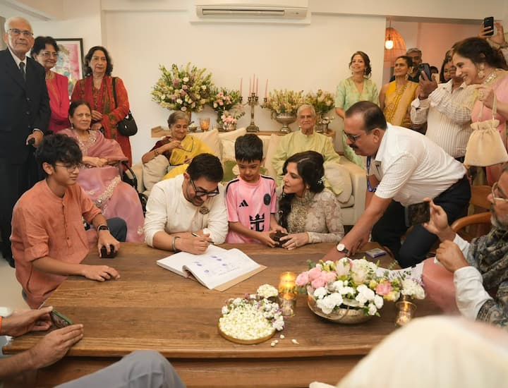 बॉलीवुड के मिस्टर परफेक्शनिस्ट आमिर खान ने 61 साल की उम्र में तीसरी बार शादी रचाई है. वो आज 5 जुलाई को अपनी गर्लफ्रेंड गौरी स्प्रैट संग शादी के बंधन में बंध गए हैं.