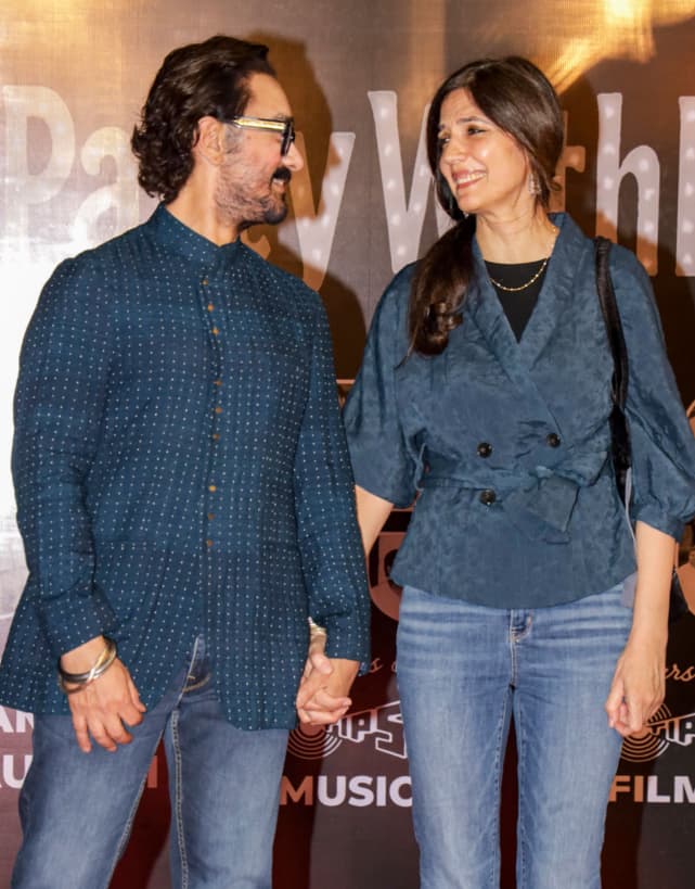 आमिर खान और गौरी स्प्रैट ने अपने रिश्ते को नया नाम देते हुए घर पर ही सादगी भरे अंदाज में शादी रचाई. दोनों ने रजिस्टर्ड मैरिज की. उनकी शादी की पहली फोटो सोशल मीडिया पर छाई हुई है.