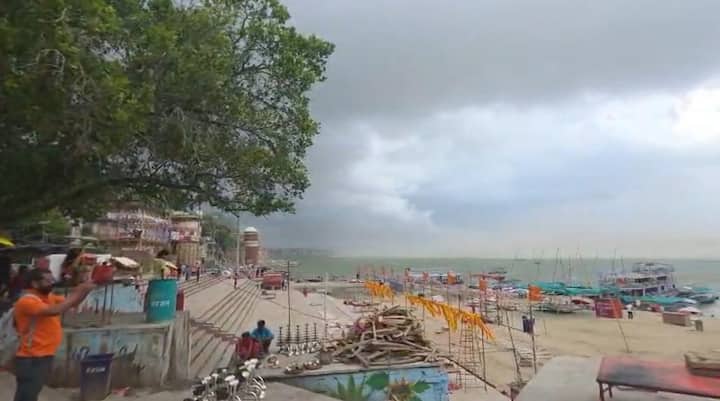 दोपहर बाद तेज हवाओं और बादलों के डेरा डालने से वाराणसी के तापमान में भारी गिरावट दर्ज की गई है. कई दिनों से उमस और भीषण गर्मी की मार झेल रहे काशीवासियों और पर्यटकों को इससे बड़ी राहत मिली है.