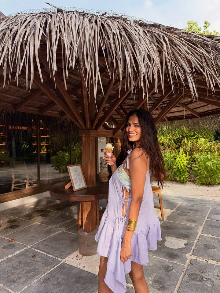 Malavika Mohanan Maldives Trip Photos: హీరోయిన్ మాళవికా మోహనన్ ఇటీవల మాల్దీవులు వెళ్లి వచ్చిన సంగతి తెలిసిందే. అక్కడ ఆవిడ బికినీ ధరించి బీచ్ లో షికారు చేయడంతో పాటు ఇంకేం చేశారో చూడండి. (Image Courtesy: malavikamohanan_ / Instagram)