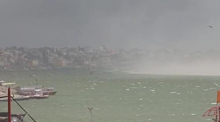 जानकारी के अनुसार, वाराणसी के आसपास के कुछ जनपदों में बारिश की फुहारें पड़ी हैं. हालांकि, पूरे जून महीने में बारिश के लिए तरसने वाले काशी के लोगों को अभी भी आसमान से एक अच्छी और झमाझम बारिश की उम्मीद है.