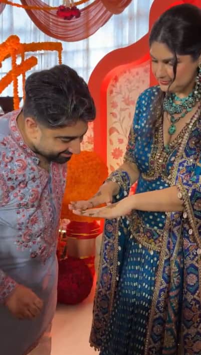अंशुला के मेहंदी लगे हाथों में अपना नाम ढूंढते दिखे होने वाले पति रोहन, वरुण धवन ने भी फंक्शन में जमाया रंग
