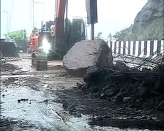 Pune Mumbai Missing Link Landslide : पुणे मुंबई मिसिंग लिंकवर दरड कोसळली, 100 टन ढिगारा रस्त्यावर, भला मोठा दगड पोकलेननं हटवणं अशक्य...