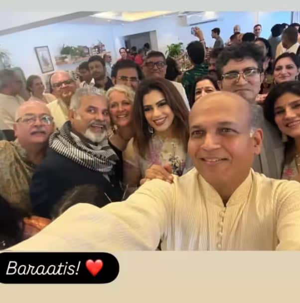 शादी में शामिल होने वाले खास लोगों में राजनेता और आमिर के करीबी दोस्त राज ठाकरे और उनकी पत्नी शर्मिला ठाकरे, बिज़नेसमैन मुकेश अंबानी, फिल्ममेकर आशुतोष गोवारिकर और क्रिकेटर इरफान पठान शामिल थे. आमिर के घर पर एक्टर वीर दास, एली अवराम और रिया चक्रवर्ती को भी देखा गया.