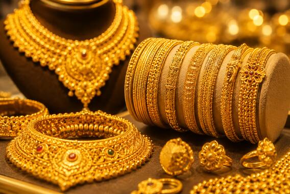 Gold Price: সপ্তাহের শুরুতেই সোনার দামে বড় চমক? বিনিয়োগ করলে বিরাট মুনাফা এবার? দেখে নিন আজকের রেট চার্ট