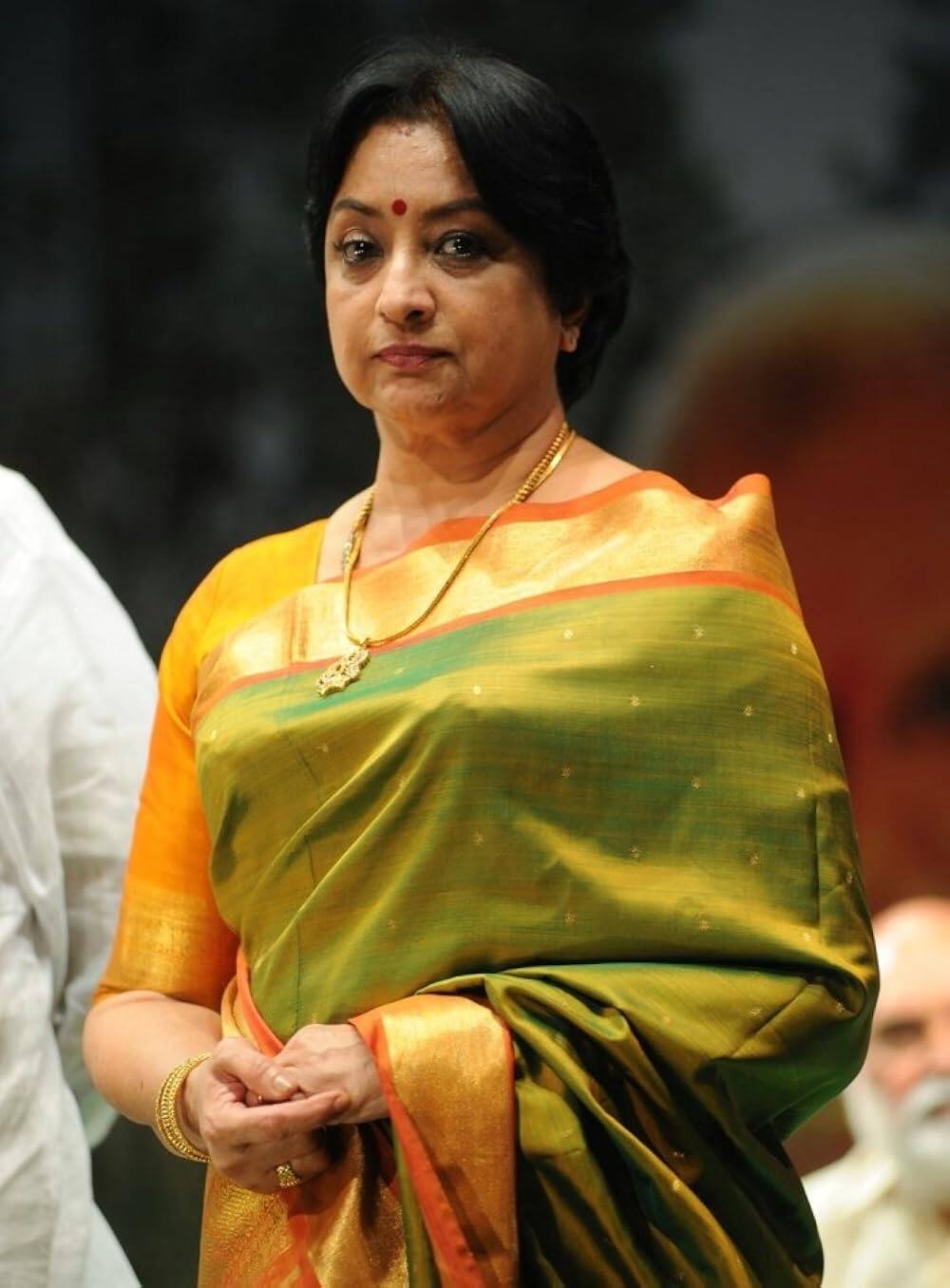Malayalam actress Lakshmi has also married three times. First she married Bhaskaran in 1969, with whom her relationship lasted for 5 years. He also has a daughter Aishwarya Bhaskaran. After this, in 1975, Lakshmi married actor Mohan Sharma for the second time and that too broke up after 5 years. Then in 1987, she married director Sivachandran, with whom she is still with.