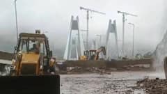 महाराष्ट्र में भारी बारिश के बाद मुंबई-पुणे एक्सप्रेसवे पूरी तरह ठप, पुणे में स्कूल भी बंद