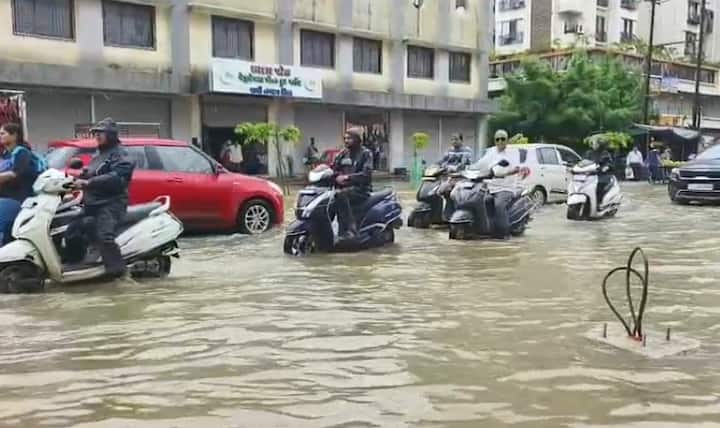 વહેલી સવારથી જ વલસાડ જિલ્લામાં પડી રહેલા ભારે વરસાદને લઈને જનજીવન પર સીધી અસર થઈ છે. વાપી મહાનગરપાલિકા વિસ્તારમાં પણ ભારે વરસાદને લઈને અલગ-અલગ વિસ્તારોમાં પાણી ભરાયા છે. વાપીના નુતન નગર જકાતનાકા પાસે રોડ પર પાણી ભરાયા હતા.