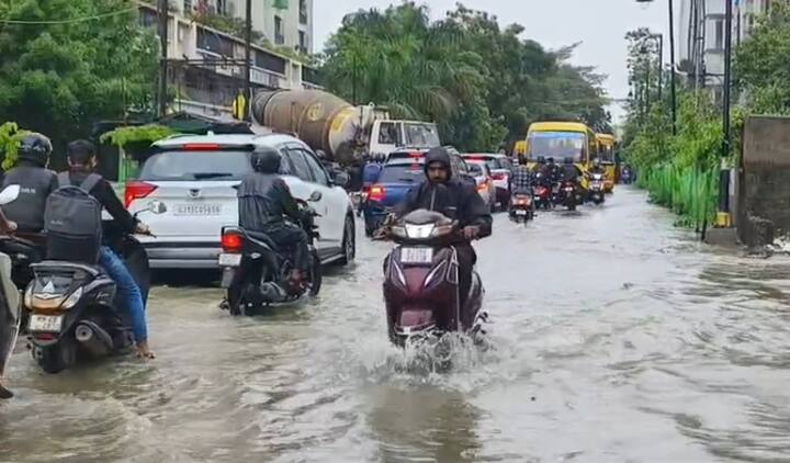 વાપીના ચલા વિસ્તારમાં પણ રોડ પર પાણી ભરાતા લોકોને મુશ્કેલીનો સામનો કરવો પડી રહ્યો છે. મહાનગરપાલિકા દ્વારા પ્રિમોનસૂનની કામગીરીને લઈને પણ ઘણા પ્રશ્નો ઉઠી રહ્યા છે. પાણી નિકાલની વ્યવસ્થા અને જરૂર પડે ત્યાં ગટર સાફ કરવાની વ્યવસ્થાને લઈને પણ પ્રશ્ન ઊભા થયા છે.