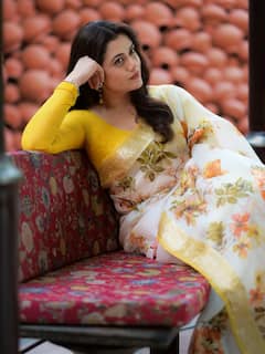 Girija Oak Yellow Saree Photos: उफ्फ... एकच हृदय आहे, गिरीजा किती वेळा जिंकशील? पिवळ्या साडीत 'नॅशनल क्रश'चं खुललं सौंदर्य, PHOTOs
