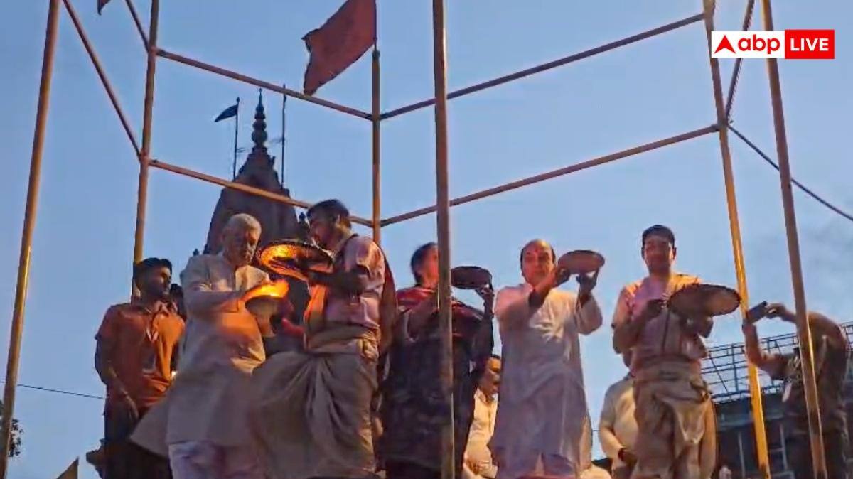 वाराणसी: गंगा आरती में शामिल हुए बिहार के राज्यपाल सैय्यद अता हसनैन, पत्नी के साथ की पूजा अर्चना