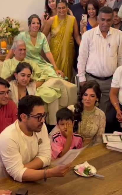 आमिर ने अपनी शादी के लिए ट्रेडिशनल लुक चुना था और मैचिंग धोती के साथ एक शानदार, मॉडर्न-एथनिक फ्यूज़न कुर्ता पहना था. उन्होंने ब्रोच लगाकर अपने लुक को और बेहतर बनाया और मोटे फ्रेम वाले चश्मे और छोटे, अच्छी तरह से स्टाइल किए गए बालों के साथ अपने सोफिस्टिकेटेड लुक को कंप्लीट किया था.