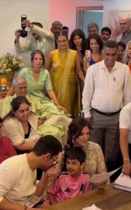 आमिर खान की दुल्हन गौरी ने आइवरी और सिल्वर-ग्रे कलर का लहंगा पहना था और वे बेहद खूबसूरत लग रही थीं. उन्होंने फुल-स्लीव चोली पहनी थी, जिसमें शीयर फ़ैब्रिक पर बड़े-बड़े फूलों वाली लेस की बारीक कारीगरी थी. इसके साथ उन्होंने शीयर दुपट्टे से अपने लुक को और भी शानदार बनाया. गौरी ने जूलरी के साथ अपना लुक कंप्लीट किया था.