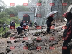 Landslide on Mumbai Pune Railway Line: मुंबई-पुणे लोहमार्गावर दरड; रेल्वे सेवा पूर्णपणे ठप्प, कोसळणारा पाऊस अन् दगड-मातीच्या ढिगाऱ्याचे अंगावर काटा आणणारे PHOTOs
