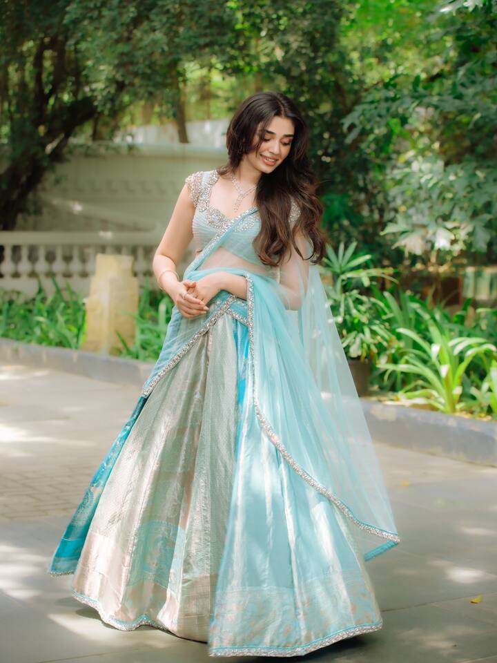વાયરલ થઈ રહેલી આ તસવીરોમાં કૃતિ શેટ્ટીએ પોતાના એકદમ સિમ્પલ અને સોબર અવતારથી બધાને મંત્રમુગ્ધ કરી દીધા છે, જેમાં તેની સાદગી અને મનમોહક સ્મિત લાખો ચાહકોના દિલ જીતી રહ્યું છે.