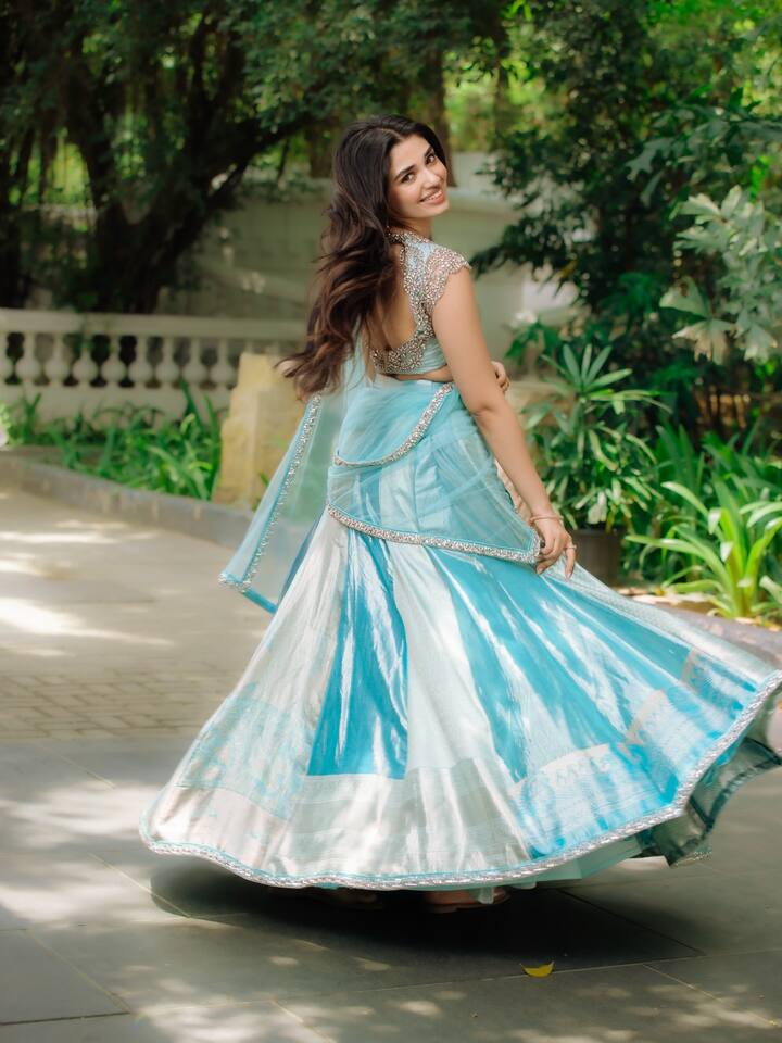સોશિયલ મીડિયા પર ધમાલ મચાવી રહેલા કૃતિના આ સાદા લુકને અત્યાર સુધીમાં લાખો લાઈક્સ અને કમેન્ટ્સ મળી ચૂકી છે, જે દર્શાવે છે કે ફેન્સ તેની સુંદરતાના કેટલા દીવાના છે.
