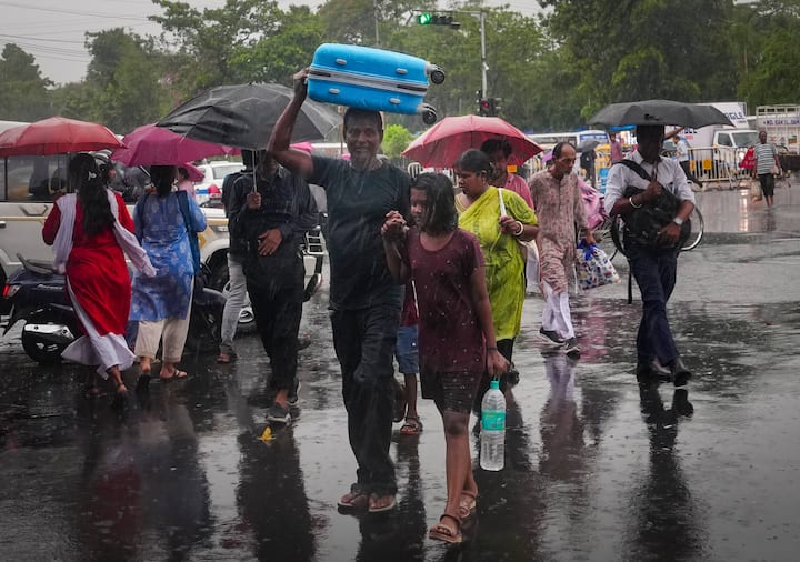পুরুলিয়া, পশ্চিম বর্ধমান এবং বীরভূমের দু-এক জায়গায় ভারী বৃষ্টির সম্ভাবনা রয়েছে।