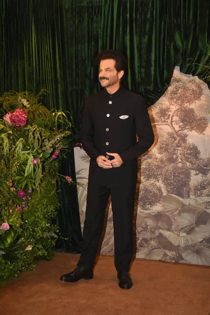 Anil Kapoor also looked very handsome in a black outfit.