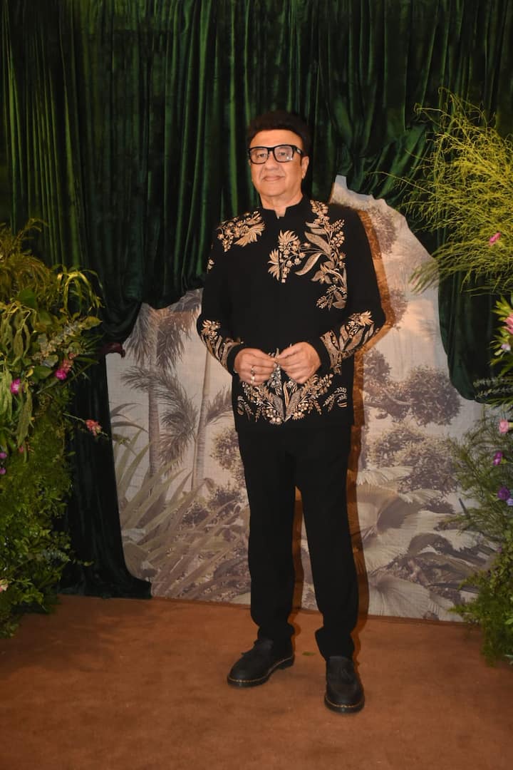 Anu Malik also participated in this event. He was seen in a black colored outfit.