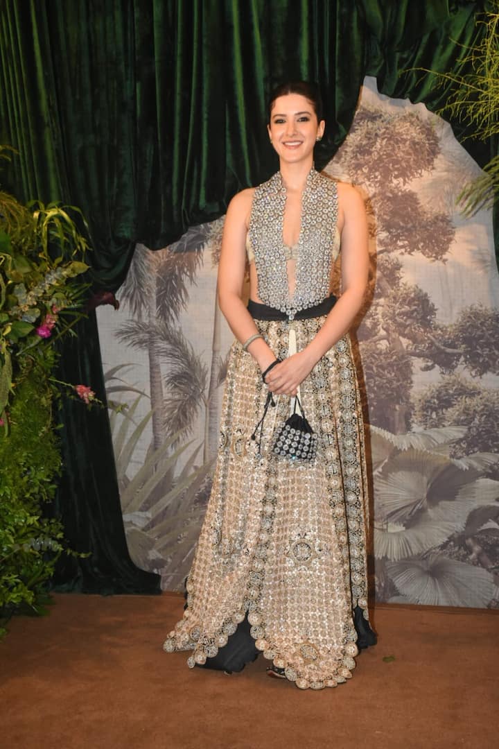 Shanaya Kapoor was seen in modern avatar at the reception. She wore a silver colored outfit and made a middle parted hairbun.