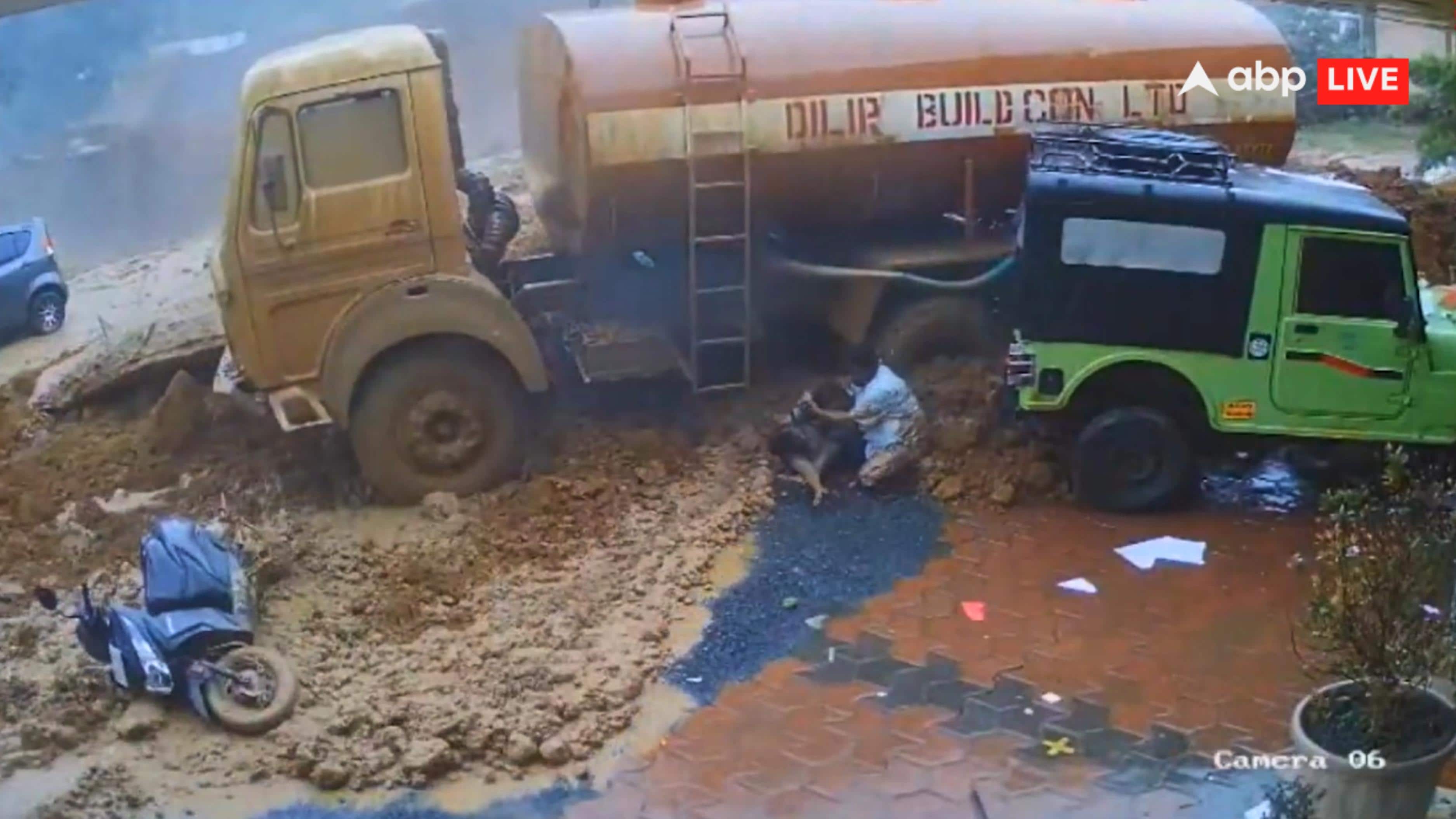 The mud of the tunnel washed away the vehicles and tankers.