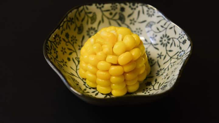 Easy Monsoon Snacks: बारिश के मौसम में झटपट बनाएं ये टेस्टी नाश्ता, मेहमान भी कहेंगे कहां से सीखा? 2 सेहत के नजरिए से देखें तो कॉर्न भेल एक बेहतरीन विकल्प है. मक्का फाइबर से भरपूर है जो पाचन तंत्र को दुरुस्त रखता है, वहीं इसमें मौजूद विटामिन्स और एंटीऑक्सीडेंट्स शरीर को कई तरह से फायदा पहुंचाते हैं. काफी चीजों की तुलना में यह हल्की डिश है, इसलिए इसे बेझिझक खाया जा सकता है. बारिश के मौसम में जब पकौड़े और समोसे जैसी तली चीजों से पेट भारी हो जाता है, तब कॉर्न भेल एक हेल्दी स्नैक्स की तरह काम करती है.