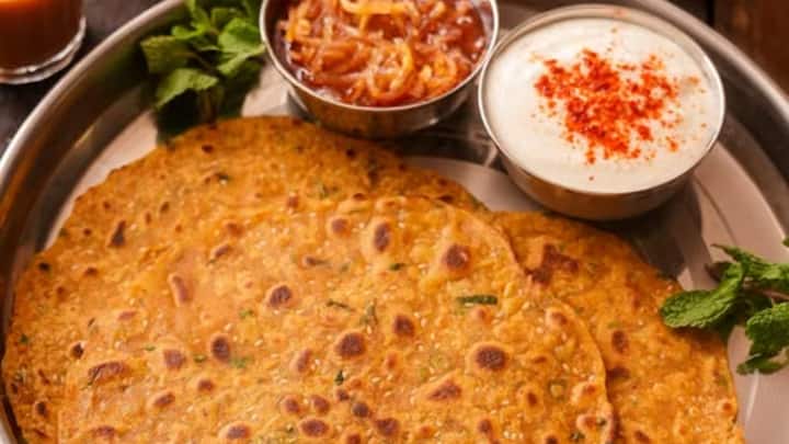 वहीं बेसन का चीला भी अब आप नाश्ते में बना सकते हैं. इसके लिए बेसन में प्याज, टमाटर, शिमला मिर्च, धनिया और मसाले मिलाकर चीला बनाया जा सकता है. इसे दही या हरी चटनी के साथ खाया जा सकता है. यह प्रोटीन से भरपूर ऑप्शन होता है.