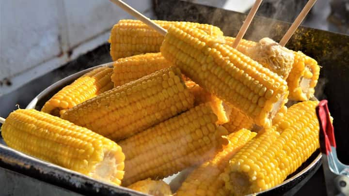 Easy Monsoon Snacks: बारिश के मौसम में झटपट बनाएं ये टेस्टी नाश्ता, मेहमान भी कहेंगे कहां से सीखा? 6 साथ ही अगर आप ऑफिस के लिए हल्का और झटपट बनने वाला टिफिन ढूंढ रहे हैं, तो कॉर्न भेल एक शानदार विकल्प साबित हो सकती है. इसे बनाने में जितना कम समय लगता है, उतना ही यह पेट भरने और एनर्जी देने में भी असरदार है. सुबह के व्यस्त समय में जब खाना बनाने की जल्दी होती है, तब यह डिश कुछ ही मिनटों में तैयार हो जाती है.