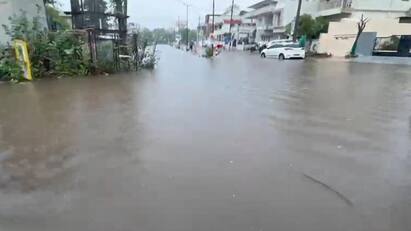સાબરકાંઠા અને અરવલ્લી જિલ્લામાં મેઘરાજાએ તોફાની બેટિંગ શરૂ કરી છે. મોડાસા, ધનસુરા અને હિંમતનગર સહિતના શહેરી અને ગ્રામ્ય વિસ્તારોમાં વરસેલા ધોધમાર વરસાદના કારણે ઠેર-ઠેર જળબંબાકારની સ્થિતિ સર્જાઈ છે.
