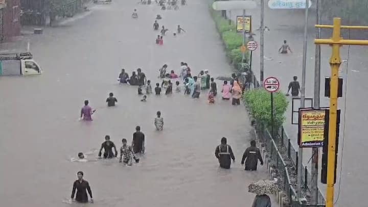 આંકડાઓ પર નજર કરીએ તો, બપોરે 2 વાગ્યાથી 4 વાગ્યા સુધીના ટૂંકા સમયગાળામાં પડેલા વરસાદે હાહાકાર મચાવી દીધો છે. મહાનગરપાલિકાના જણાવ્યા અનુસાર, સૌથી વધુ ખાનાખરાબી ઈસ્ટ ઝોન (B) માં થઈ છે, જ્યાં માત્ર 2 કલાકમાં જ 9 ઈંચ વરસાદ ખાબક્યો છે.