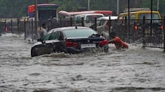 Mumbai Powai Crocodile News: मुंबईत पावसाचं पाणी ओसरताच महाकाय मगर दिसली; गाडीच्या मागे लपली, पवईत रेस्क्यूचा थरार, PHOTO