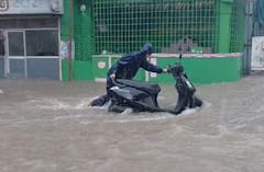 Heavy Rain Photos: દક્ષિણ ગુજરાતમાં મેઘરાજાનું રૌદ્ર સ્વરૂપ, ઓરંગા નદી થઇ બે કાંઠે, નવસારી-વાપીમાં જનજીવન અસ્તવ્યસ્ત