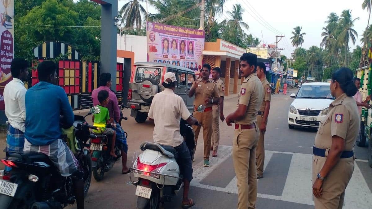 பேராவூரணியில் போலீசார் அதிரடி: விதிமீறல் வாகனங்களுக்கு அபராதம்