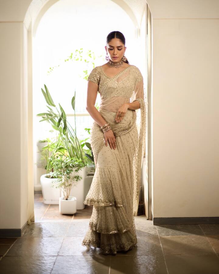 మృణాల్ ఠాకూర్ లేటెస్టుగా ఐవరీ చీరలో ఫోటోషూట్ చేశారు. ఆ ఫొటోలనే మీరు చూస్తున్నారు. (Image Courtesy: mrunalthakur / Instagram)