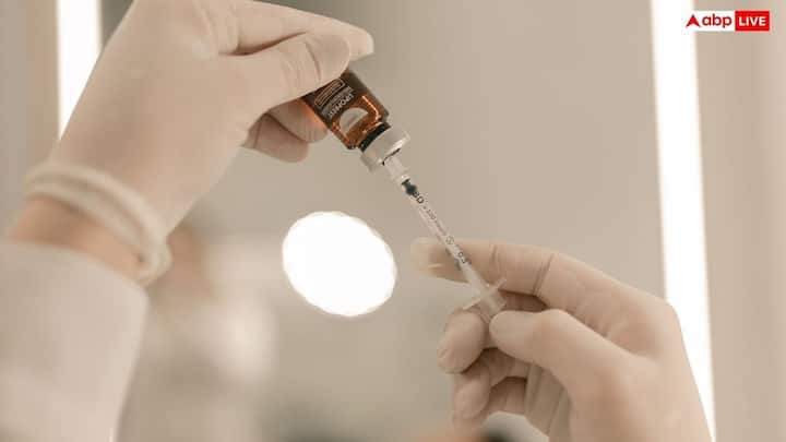 एक intravenous (IV) इंजेक्शन दवा को पेट या फिर लीवर से गुजरे बिना सीधे रक्तप्रवाह में पहुंचाता है. यही वजह है की दवा 100% जैवउपलब्धता प्राप्त कर लेती है. इससे यह लगभग तुरंत काम करना शुरू कर देती है.