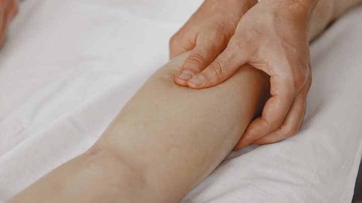 Apart from this, vein related diseases like deep vein thrombosis can also be very dangerous. In this, blood clots accumulate in the deep veins of the legs. If there is sudden severe swelling, pain or redness in only one leg, then one should be alerted immediately. If this clot breaks and reaches the lungs, it can prove fatal.