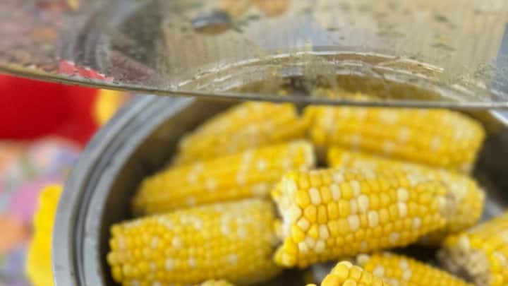 Easy Monsoon Snacks: बारिश के मौसम में झटपट बनाएं ये टेस्टी नाश्ता, मेहमान भी कहेंगे कहां से सीखा? 4 जब बात मेहमानों को इंप्रेस करने की आती है, तो कॉर्न भेल एक सीक्रेट हथियार साबित हो सकती है. इसे छोटी कटोरियों या शॉट ग्लासेज में सजाकर परोसें, ऊपर से थोड़ा सा सेव और धनिया पत्ती छिड़क दें. मेहमान भी इसे खाने के बाद तारीफ किए बीना नहीं रह पाएंगे.