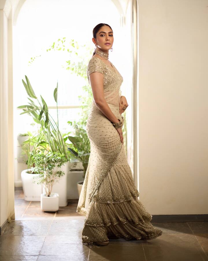 మృణాల్ ఠాకూర్ శారీ ఫోటోషూట్ పోస్ట్ చేస్తే... సోషల్ మీడియాలో వచ్చే లైక్స్ లో మెజారిటీ లైక్స్ తెలుగు యువత నుంచి వస్తాయి. (Image Courtesy: mrunalthakur / Instagram)