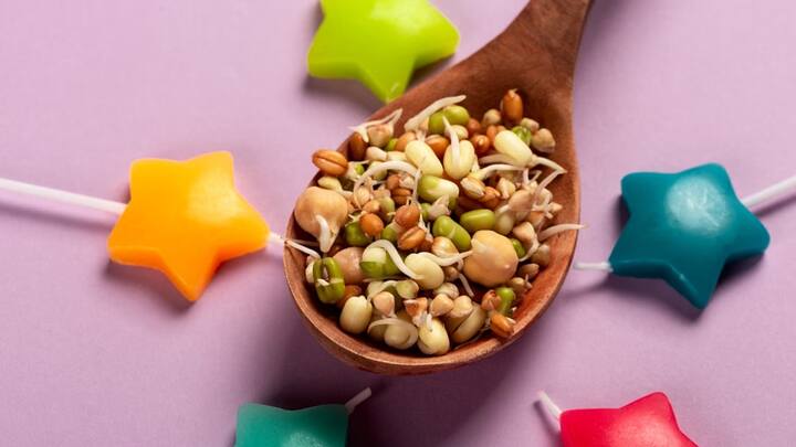स्प्राउट्स सलाद भी नाश्ते के लिए अच्छा ऑप्शन है. इसमें अंकुरित मूंग या चने में प्याज, टमाटर, खीरा, नींबू और काला नमक मिलाकर अच्छी सलाह तैयार की जा सकती है. इसमें प्रोटीन और फाइबर की अच्छी मात्रा होती है.