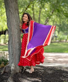Suma Kanakala: ఓ నవ్వు... కొంచెం కలర్... చుడిదార్‌లో సుమ కనకాల - క్యాప్షన్ చూశారా?