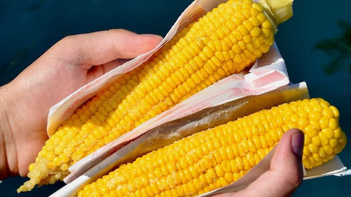 Easy Monsoon Snacks: बारिश के मौसम में झटपट बनाएं ये टेस्टी नाश्ता, मेहमान भी कहेंगे कहां से सीखा? 3 इस डिश की एक और खूबी यह है के इसे कई अलग-अलग चीजें मिलाकर बनाया जासकता है. आप इसमें अपनी पसंद के अनुसार बदलाव कर सकते हैं. कोई इसमें अनार के दाने डालना पसंद करता है तो कोई सेव या भुनी हुई मूंगफली के साथ. कुछ लोग इसमें दही मिलाकर इसे और मलाईदार बना लेते हैं, तो कुछ हरी चटनी या इमली की चटनी के साथ पसंद करते हैं. यही वजह है कि हर घर में इसका स्वाद थोड़ा अलग और खास होता है.