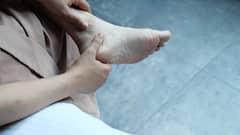 Causes Of Swollen Feet: पैर में बार-बार आ रही सूजन कर ही इस गंभीर बीमारी का इशारा, तुरंत भागें डॉक्टर के पास