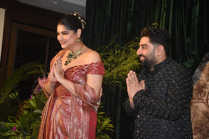 Anshula styled the saree with off shoulder blouse. She wore the saree in modern style. Also matched the heavy necklace. With this he made a high bun. She was looking very gorgeous in the whole look. Rohan was seen in black colored sherwani.