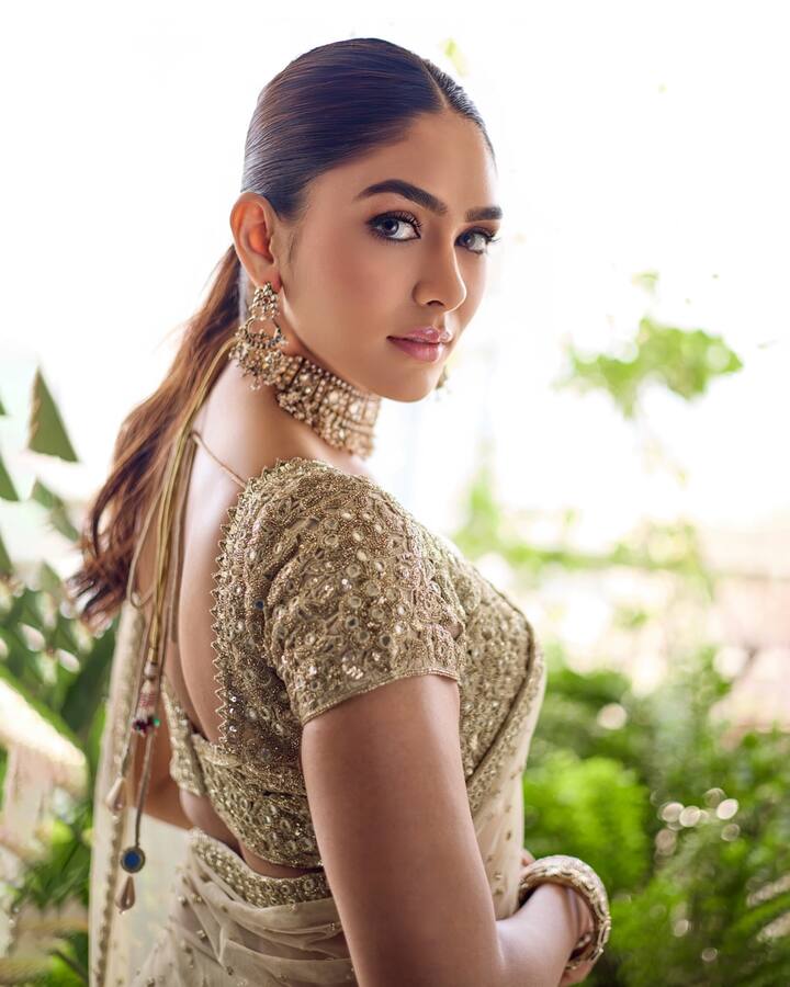 'సీతా రామం' తర్వాత మృణాల్ ఠాకూర్ ను తెలుగు ప్రేక్షకులు ఓన్ చేసుకున్నారు. తెలుగు సినిమాల ఎంపికలోనూ పద్ధతి గల, హుందాతనంతో కూడిన క్యారెక్టర్లను మృణాల్ ఎంపిక చేసుకుంటున్నారు. (Image Courtesy: mrunalthakur / Instagram)