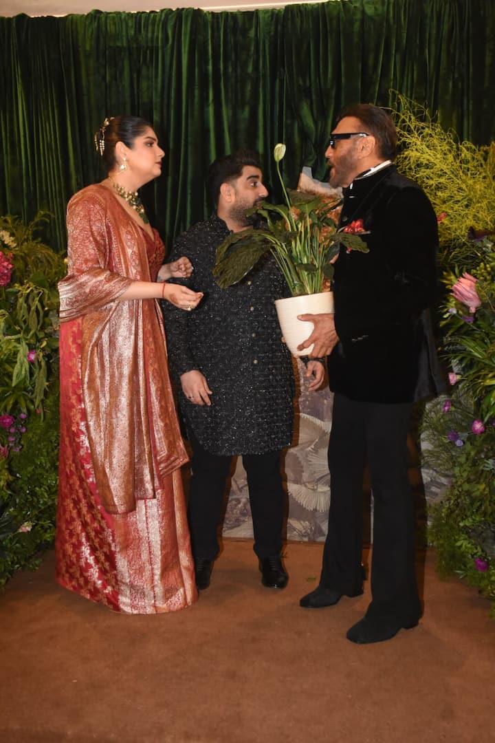 Jackie Shroff arrived at Anshula's reception with a flower pot. He gifted a flower pot to Anshula and Rohan.