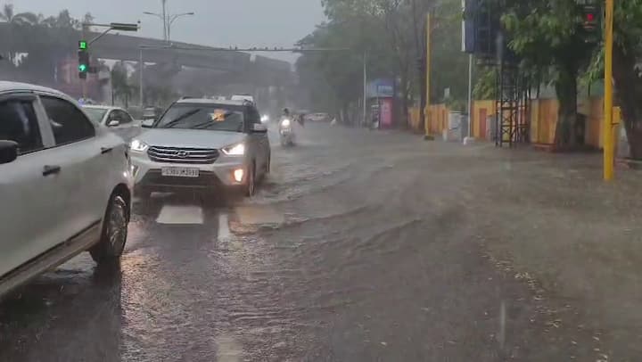 ભારે વરસાદના કારણે નેશનલ હાઈવે 48 પર કામરેજ ચાર રસ્તા પાસે હજુ પણ પાણી ઓસર્યા નથી, જેના લીધે વાહનવ્યવહાર ખોરવાયો છે અને ભારે ટ્રાફિક જામ સર્જાયો છે. સુરતના પુણા વિસ્તારની હાલત પણ અત્યંત કફોડી બની છે.