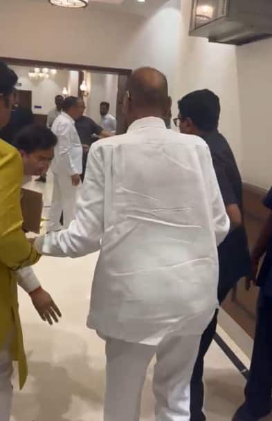 शरद पवारांसोबत अनेक आमदार, नेतेमंडळी देखील त्यांच्या अवतीभोवती दिसून आली